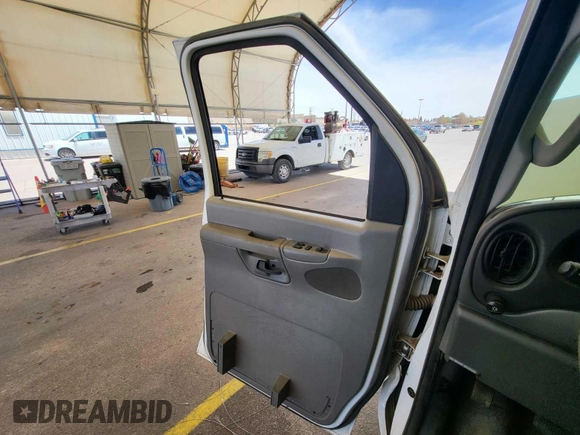 2007 Ford Econoline Cargo Commercial z VIN 1FTNE24LX7DA66517, wystawiony jako IAAI lot #42566208 z przebiegiem 125 518 mil mil oraz . Historia ofert i sprzedaży dostępna na DreamBid. Obrazek 31.