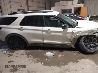 2025 Ford Explorer ST-Line z VIN 1FMUK8KH8SGA05191, wystawiony jako IAAI lot #41590538 z przebiegiem 8 793 mil mil oraz . Historia ofert i sprzedaży dostępna na DreamBid. Obrazek 13.