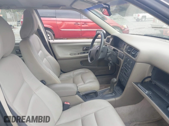 1999 Volvo S70 z VIN YV1LS55AXX1584296, wystawiony jako IAAI lot #41171386 z przebiegiem 163 872 mil mil oraz . Historia ofert i sprzedaży dostępna na DreamBid. Obrazek 5.