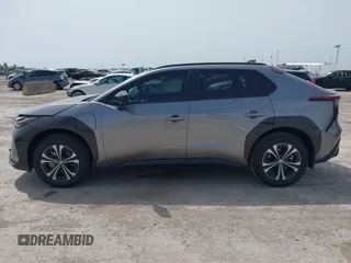 2024 Toyota bZ4X XLE z VIN JTMAAAAA9RA051518, wystawiony jako IAAI lot #42258363 z przebiegiem 2 866 mil mil oraz . Historia ofert i sprzedaży dostępna na DreamBid. Obrazek 14.