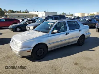 1998 Volkswagen Jetta z VIN 3VWRB81HXWM136725, wystawiony jako Copart lot #71419064 z przebiegiem 160 685 mil mil oraz Szkoda całkowita • Salvage title. Historia ofert i sprzedaży dostępna na DreamBid. Obrazek 1.