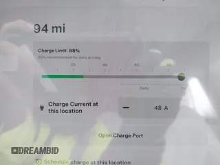 2025 Tesla Model 3 Long Range z VIN 5YJ3E1EA2SF885408, wystawiony jako IAAI lot #41778498 z przebiegiem 1 566 mil mil oraz . Historia ofert i sprzedaży dostępna na DreamBid. Obrazek 17.