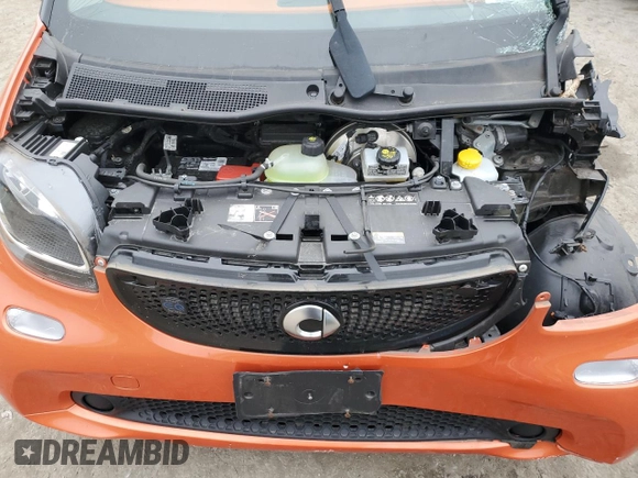 2019 Smart fortwo Pure z VIN WMEFJ9BA3KK410320, wystawiony jako Copart lot #82931664 z przebiegiem Nie podano mil oraz Szkody całkowita. Historia ofert i sprzedaży dostępna na DreamBid. Obrazek 11.