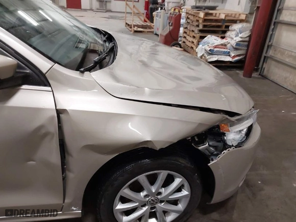 2014 Volkswagen Jetta Sedan SE with VIN 3VWD17AJ9EM241667, listed as a IAAI auction lot 41657090 with 114,641 mi miles. Bid and sale history available at carsss.com. Image 6.
