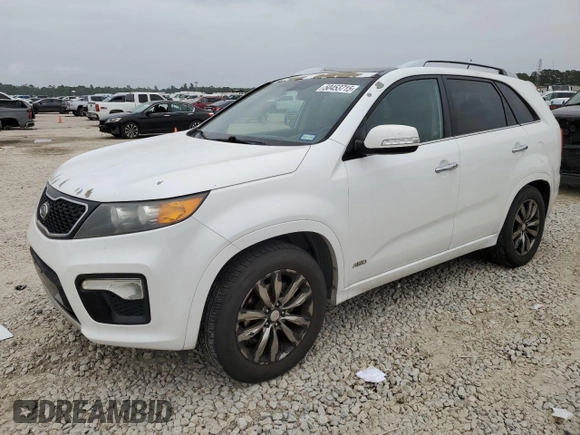 2013 Kia Sorento SX z VIN 5XYKWDA22DG321598, wystawiony jako Copart lot #50453715 z przebiegiem 123 778 mil mil oraz Czysty tytuł • Clean title. Historia ofert i sprzedaży dostępna na DreamBid. Obrazek 1.