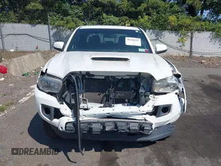 2017 Toyota Tacoma SR5 z VIN 3TMCZ5AN7HM065835, wystawiony jako IAAI lot #40250247 z przebiegiem 221 022 mil mil oraz . Historia ofert i sprzedaży dostępna na DreamBid. Obrazek 12.