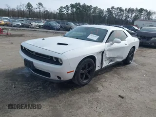 2016 Dodge Challenger SXT z VIN 2C3CDZAG6GH263508, wystawiony jako IAAI lot #41587297 z przebiegiem 119 114 mil mil oraz . Historia ofert i sprzedaży dostępna na DreamBid. Obrazek 17.