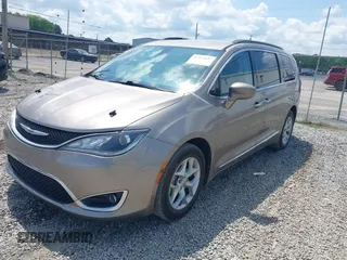 2017 Chrysler Pacifica Touring L z VIN 2C4RC1BG9HR668654, wystawiony jako IAAI lot #42452032 z przebiegiem 170 018 mil mil oraz . Historia ofert i sprzedaży dostępna na DreamBid. Obrazek 18.