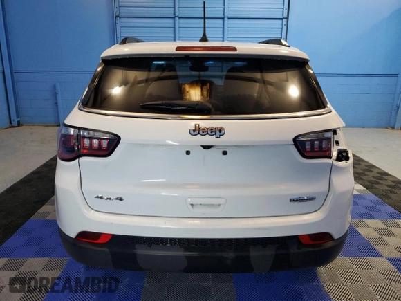 2023 Jeep Compass Latitude z VIN 3C4NJDBN0PT553621, wystawiony jako Copart lot #61347185 z przebiegiem 51 588 mil mil oraz Czysty tytuł • Clean title. Historia ofert i sprzedaży dostępna na DreamBid. Obrazek 6.