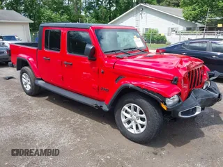 2023 Jeep Gladiator Sport S z VIN 1C6HJTAG8PL572270, wystawiony jako IAAI lot #42336294 z przebiegiem 13 865 mil mil oraz . Historia ofert i sprzedaży dostępna na DreamBid. Obrazek 1.