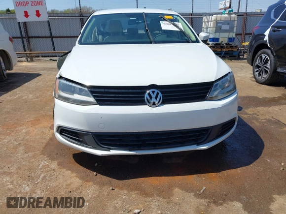 2014 Volkswagen Jetta SE z VIN 3VWD17AJ5EM267330, wystawiony jako IAAI lot #42003039 z przebiegiem 153 591 mil mil oraz . Historia ofert i sprzedaży dostępna na DreamBid. Obrazek 12.