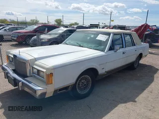 1988 Lincoln Town Car z VIN 1LNBM82F0JY831820, wystawiony jako IAAI lot #41886140 z przebiegiem 26 036 mil mil oraz . Historia ofert i sprzedaży dostępna na DreamBid. Obrazek 2.