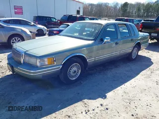 1994 Lincoln Town Car Signature z VIN 1LNLM82W4RY785151, wystawiony jako IAAI lot #41638398 z przebiegiem Nie podano mil oraz . Historia ofert i sprzedaży dostępna na DreamBid. Obrazek 2.