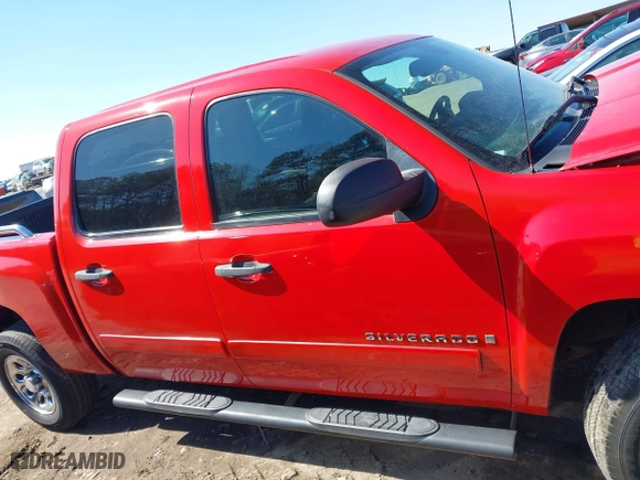 2007 Chevrolet Silverado 1500 LT w/1LT with VIN 2GCEC13C971720713, listed as a IAAI auction lot 41631983 with 111,020 mi miles. Bid and sale history available at carsss.com. Image 13.