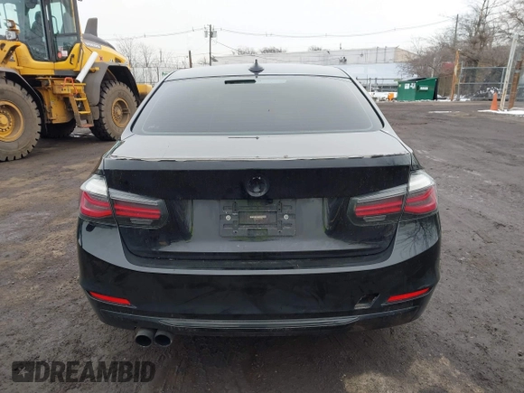 2015 BMW 3 Series 328i xDrive z VIN WBA3B5C55FF959652, wystawiony jako IAAI lot #41545937 z przebiegiem 101 637 mil mil oraz . Historia ofert i sprzedaży dostępna na DreamBid. Obrazek 16.