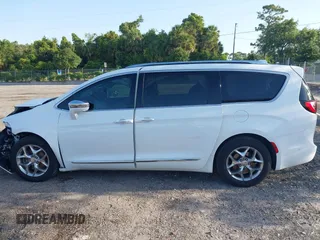 2017 Chrysler Pacifica Limited z VIN 2C4RC1GG9HR514681, wystawiony jako IAAI lot #42268035 z przebiegiem 153 319 mil mil oraz . Historia ofert i sprzedaży dostępna na DreamBid. Obrazek 14.