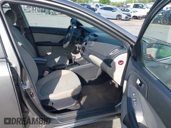2010 Kia Forte EX z VIN KNAFU4A2XA5242981, wystawiony jako IAAI lot #42213767 z przebiegiem 174 155 mil mil oraz . Historia ofert i sprzedaży dostępna na DreamBid. Obrazek 5.