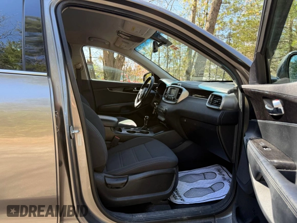 2016 Kia Sorento LX with VIN 5XYPGDA50GG134006, listed as a Copart auction lot 53333085 with 140,200 mi miles and Clean Title. Bid and sale history available at DreamBid. Image 5.