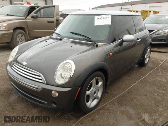 2006 MINI Hardtop z VIN WMWRC33506TK71183, wystawiony jako IAAI lot #41821227 z przebiegiem 87 958 mil mil oraz . Historia ofert i sprzedaży dostępna na DreamBid. Obrazek 2.