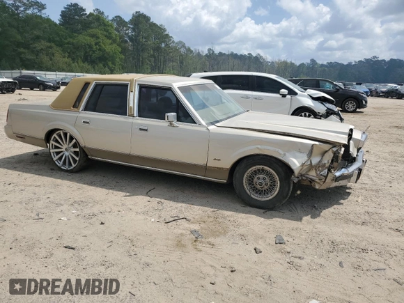 1989 Lincoln Town Car z VIN 1LNBM81F8KY816906, wystawiony jako Copart lot #51316715 z przebiegiem 361 830 mil mil oraz Szkoda całkowita • Salvage title. Historia ofert i sprzedaży dostępna na DreamBid. Obrazek 4.