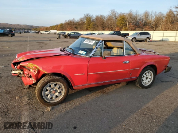 1982 FIAT 124 Spider z VIN ZFAAS00B8C5001153, wystawiony jako Copart lot #43028875 z przebiegiem 48 617 mil mil oraz Szkoda całkowita • Salvage title. Historia ofert i sprzedaży dostępna na DreamBid. Obrazek 1.
