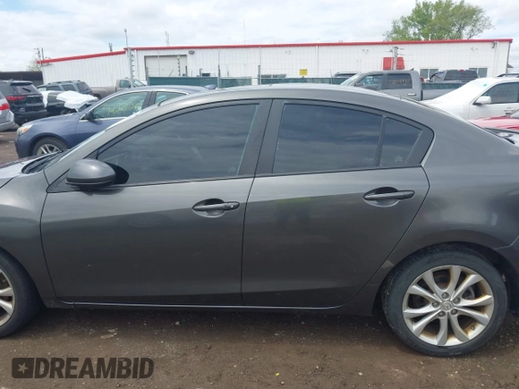 2011 Mazda 3 S Grand Touring z VIN JM1BL1W62B1395006, wystawiony jako IAAI lot #42213357 z przebiegiem 149 519 mil mil oraz . Historia ofert i sprzedaży dostępna na DreamBid. Obrazek 14.