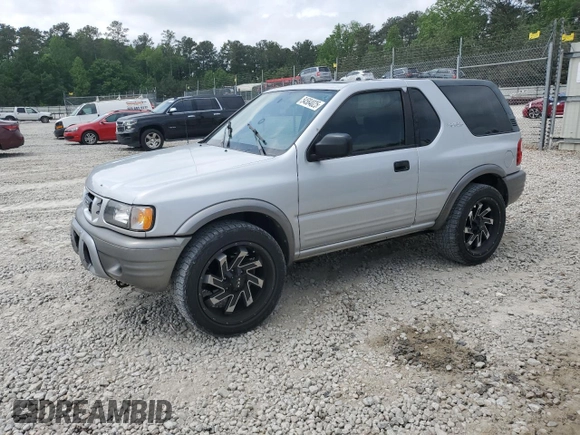 2002 Isuzu Rodeo z VIN 4S2CK57W324328043, wystawiony jako Copart lot #54584025 z przebiegiem 141 523 mil mil oraz Szkody całkowita. Historia ofert i sprzedaży dostępna na DreamBid. Obrazek 1.