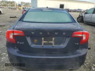 2015 Volvo S60 T5 Drive-E Premier z VIN YV126MFB2F2304526, wystawiony jako Copart lot #86641134 z przebiegiem 79 551 mil mil oraz Szkoda całkowita • Salvage title. Historia ofert i sprzedaży dostępna na DreamBid. Obrazek 6.