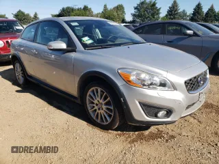 2012 Volvo C30 z VIN YV1672MK7C2281133, wystawiony jako Copart lot #66388394 z przebiegiem 98 504 mil mil oraz Szkody całkowita. Historia ofert i sprzedaży dostępna na DreamBid. Obrazek 4.