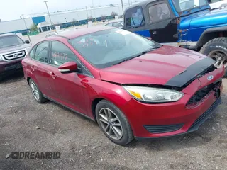 2015 Ford Focus SE z VIN 1FADP3F21FL296327, wystawiony jako IAAI lot #42171777 z przebiegiem 122 135 mil mil oraz . Historia ofert i sprzedaży dostępna na DreamBid. Obrazek 1.