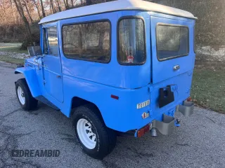 1974 Toyota Land Cruiser z VIN FJ40166015, wystawiony jako Copart lot #53980365 z przebiegiem 239 mil mil oraz Czysty tytuł • Clean title. Historia ofert i sprzedaży dostępna na DreamBid. Obrazek 3.