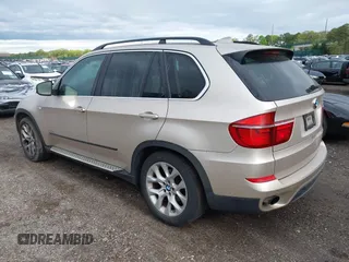 2013 BMW X5 xDrive35i z VIN 5UXZV4C58DL993516, wystawiony jako IAAI lot #42192619 z przebiegiem 153 840 mil mil oraz . Historia ofert i sprzedaży dostępna na DreamBid. Obrazek 3.