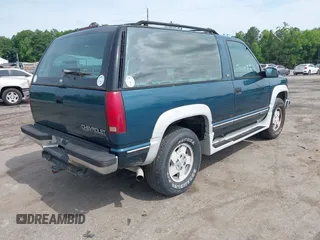 1994 Chevrolet Blazer z VIN 1GNEK18K0RJ366258, wystawiony jako IAAI lot #42471534 z przebiegiem 233 185 mil mil oraz . Historia ofert i sprzedaży dostępna na DreamBid. Obrazek 4.