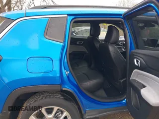 2023 Jeep Compass Latitude Lux z VIN 3C4NJDFN6PT513988, wystawiony jako IAAI lot #42166572 z przebiegiem 18 955 mil mil oraz . Historia ofert i sprzedaży dostępna na DreamBid. Obrazek 8.