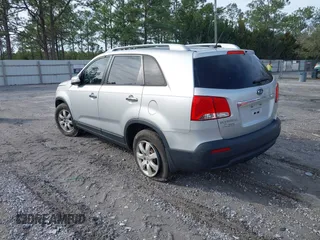 2013 Kia Sorento LX with VIN 5XYKT4A25DG389063, listed as a IAAI auction lot 41581301 with 167,726 mi miles. Bid and sale history available at carsss.com. Image 3.