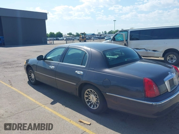2000 Lincoln Town Car Signature z VIN 1LNHM82W0YY914457, wystawiony jako IAAI lot #42465439 z przebiegiem 237 145 mil mil oraz . Historia ofert i sprzedaży dostępna na DreamBid. Obrazek 3.