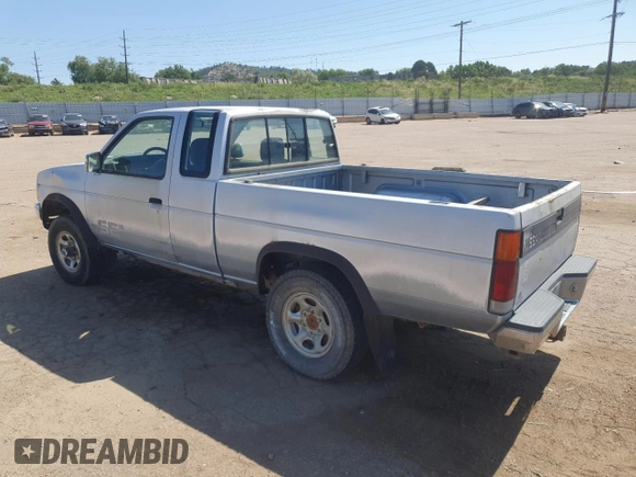1992 Nissan Frontier SE z VIN 1N6HD16Y8NC358458, wystawiony jako Copart lot #62064905 z przebiegiem 226 678 mil mil oraz Czysty tytuł • Clean title. Historia ofert i sprzedaży dostępna na DreamBid. Obrazek 2.