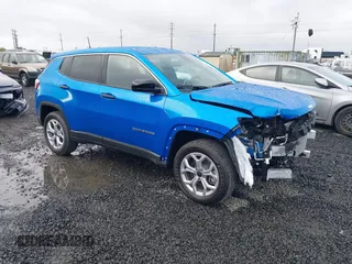 2025 Jeep Compass Sport z VIN 3C4NJDAN9ST542532, wystawiony jako IAAI lot #41899980 z przebiegiem 127 mil mil oraz . Historia ofert i sprzedaży dostępna na DreamBid. Obrazek 1.
