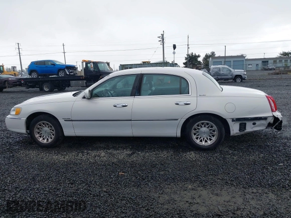1999 Lincoln Town Car Signature z VIN 1LNFM82W0XY603679, wystawiony jako IAAI lot #41871509 z przebiegiem 109 638 mil mil oraz . Historia ofert i sprzedaży dostępna na DreamBid. Obrazek 14.