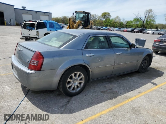2007 Chrysler 300 C z VIN 2C3KA63H57H725971, wystawiony jako Copart lot #51793044 z przebiegiem 137 825 mil mil oraz Szkoda całkowita • Salvage title. Historia ofert i sprzedaży dostępna na DreamBid. Obrazek 3.
