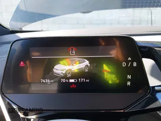 2023 Volkswagen ID.4 Pro z VIN 1V2DNPE85PC028748, wystawiony jako IAAI lot #41348983 z przebiegiem 7 434 mil mil oraz . Historia ofert i sprzedaży dostępna na DreamBid. Obrazek 17.
