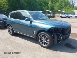 2024 BMW X5 xDrive40i z VIN 5UX23EU06R9V50592, wystawiony jako IAAI lot #42132996 z przebiegiem 10 582 mil mil oraz . Historia ofert i sprzedaży dostępna na DreamBid. Obrazek 1.