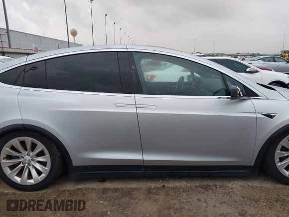 2017 Tesla Model X 90D z VIN 5YJXCDE23HF067843, wystawiony jako IAAI lot #42347649 z przebiegiem Nie podano mil oraz . Historia ofert i sprzedaży dostępna na DreamBid. Obrazek 12.