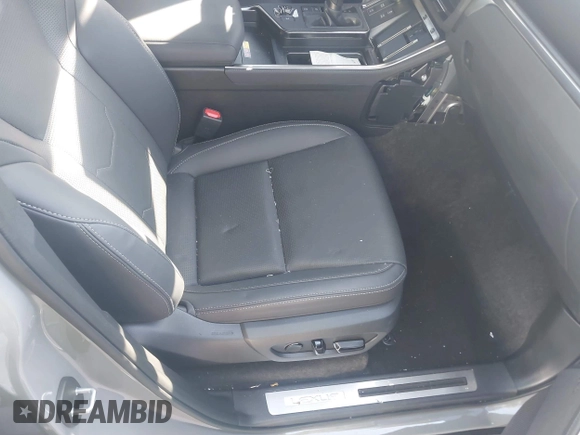 2024 Lexus GX 550 Luxury z VIN JTJVBCDX7R5019750, wystawiony jako IAAI lot #41505401 z przebiegiem 7 695 mil mil oraz . Historia ofert i sprzedaży dostępna na DreamBid. Obrazek 5.