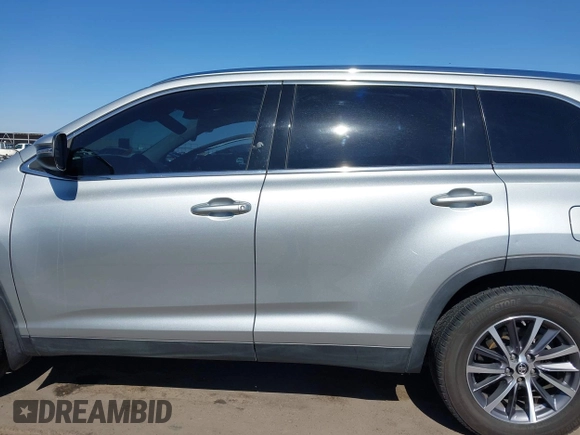 2019 Toyota Highlander SE z VIN 5TDJZRFH4KS580932, wystawiony jako IAAI lot #42250414 z przebiegiem 52 437 mil mil oraz . Historia ofert i sprzedaży dostępna na DreamBid. Obrazek 14.