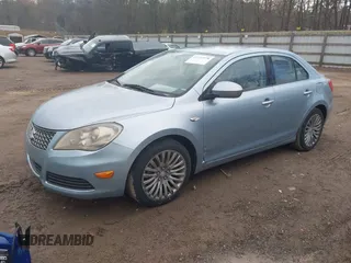 2011 Suzuki Kizashi SE z VIN JS2RE9A39B6110962, wystawiony jako IAAI lot #41735978 z przebiegiem 138 002 mil mil oraz . Historia ofert i sprzedaży dostępna na DreamBid. Obrazek 2.