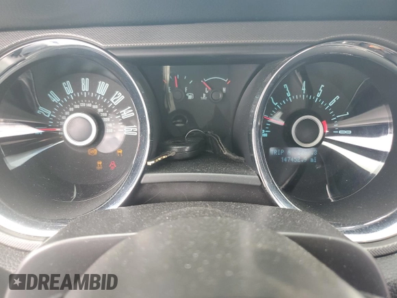2013 Ford Mustang V6 z VIN 1ZVBP8AM2D5244453, wystawiony jako Copart lot #61857985 z przebiegiem 147 452 mil mil oraz Szkoda całkowita • Salvage title. Historia ofert i sprzedaży dostępna na DreamBid. Obrazek 9.