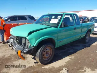 2002 Chevrolet S-10 LS with VIN 1GCDT19W228228916, listed as a IAAI auction lot 40902812 with 247,233 mi miles. Bid and sale history available at carsss.com. Image 18.