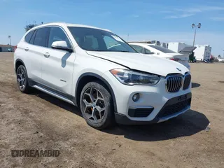 2018 BMW X1 xDrive28i z VIN WBXHT3C39J5F91912, wystawiony jako IAAI lot #42099647 z przebiegiem 79 023 mil mil oraz . Historia ofert i sprzedaży dostępna na DreamBid. Obrazek 1.