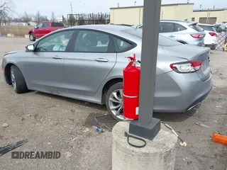 2015 Chrysler 200 S z VIN 1C3CCCBB9FN702905, wystawiony jako IAAI lot #41825157 z przebiegiem 96 642 mil mil oraz . Historia ofert i sprzedaży dostępna na DreamBid. Obrazek 3.